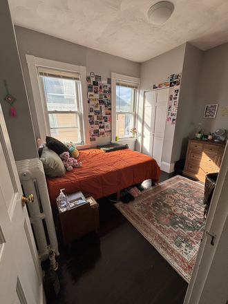 Room for rent - Room in East Boston–25 min from campus–Option to move in early (June)–$1,084 rent Triplex
