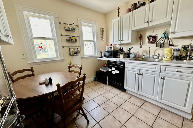 Kitchen - 3BR Summer/Spring Sublet | Private Porch, In-Unit Laundry | Near Tufts & Davis