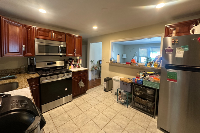 Kitchen equipped with air fryer, blender, oven, microwave, fridge, compost, ice cream maker, etc. - Sublet for June-September (Time flexible)