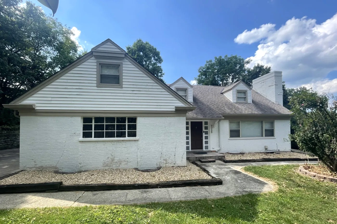 House Exterior - Room available for a Senior Female Student at UC or Xavier!