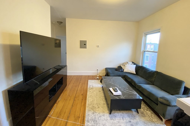 bed - Great 4 bed/ 1 bath - Secure the unit today!! Apartments