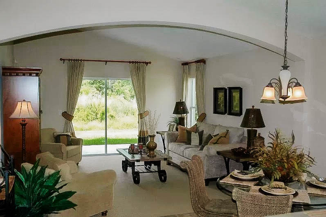 Family Room - Single Family Home for Rent - 4 Bedroom/2 Bath/2 Car Garage