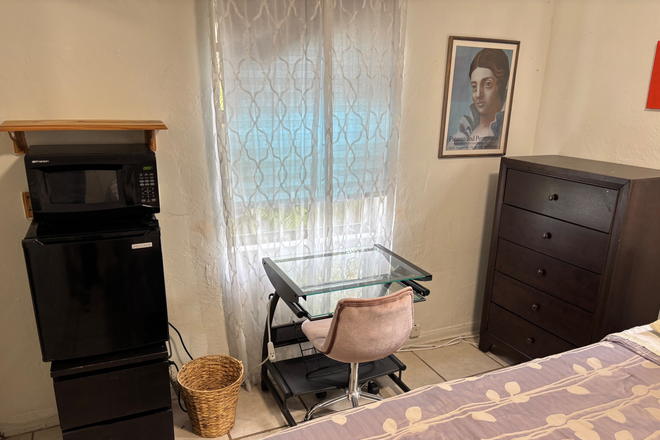 Bedroom - Private room/bathroom in Coral Gables House