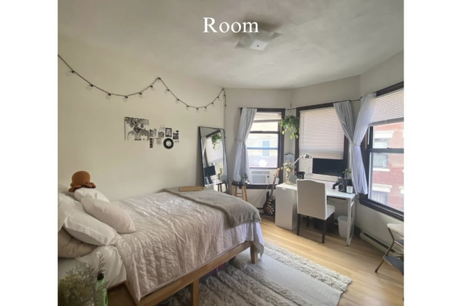 Bedroom (Full-size bed, mirror, bedside table, and desk included!) - Summer sublet across from campus!