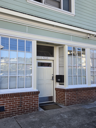 Front Door - Large 3BDR/2Bath Apt - 5 Blocks From UC - 1600 SqFt