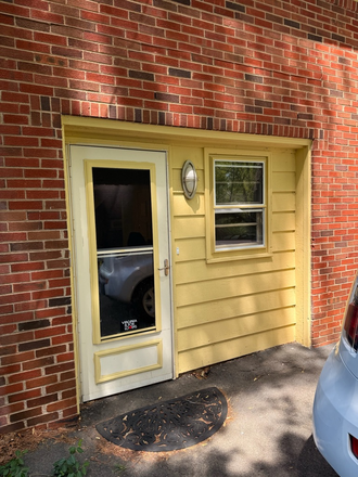 Entrance Appt - Quiet 1 Bedroom Basement Apt -