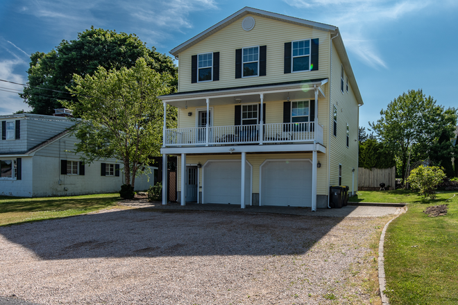 Front of House - Available for a group of 5! Stunning house in Bonnet Shores!