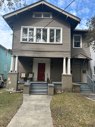 Sidewalk View - Pleasant 4 block walk to Tulane or Loyola!