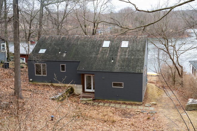 View from the street. - Modern Lakefront Home