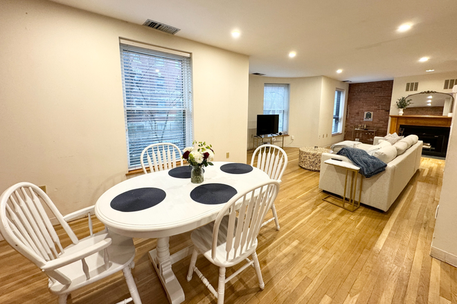 Dining Area - 3 Bed Duplex on Gainsborough!! Condo