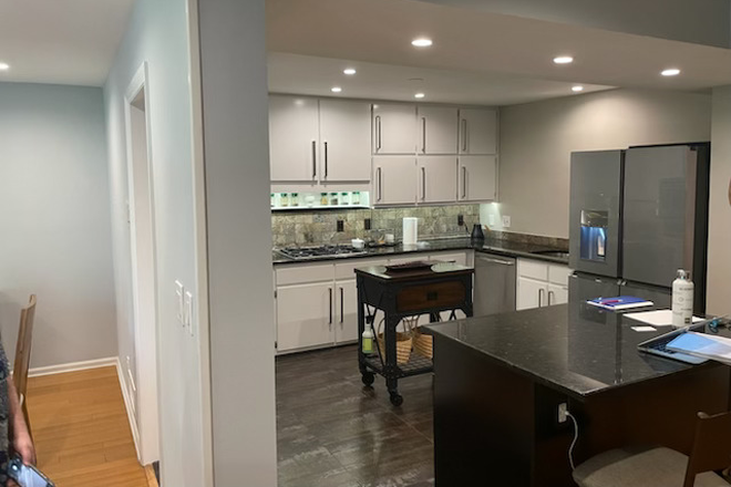 kitchen - Large Updated Furnished Condo Inside Perimeter (Rooms for Rent)