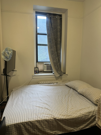 Bed with windown to the street - Bedroom in Midtown Manhattan – Winter Sublease! For 1 Female Only🌸 Apartments