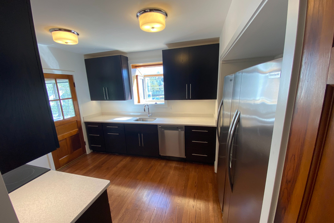 Kitchen - Luxurious student rental with tons of space!