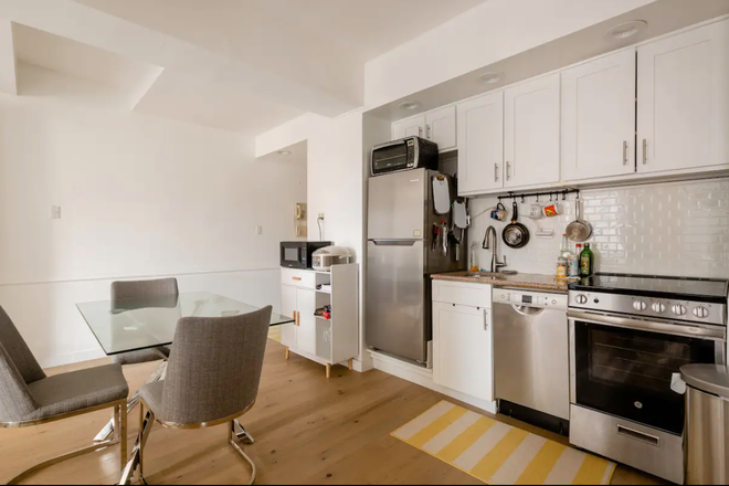 Kitchen - Furnished Room Available in 3bed 1 Bath Flex Apartment in Midtown for 2025-26 School Year