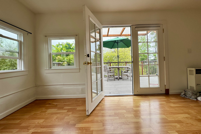 Studio opens onto sunny private furnished balcony - Sunny studio in Berkeley Victorian with large private balcony and yard
