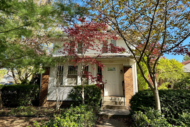 Outside Street View - Beautiful 3 Bed/1.5 Bath Fully Furnished House in Quiet Neighborhood - Walking Distance to Campus