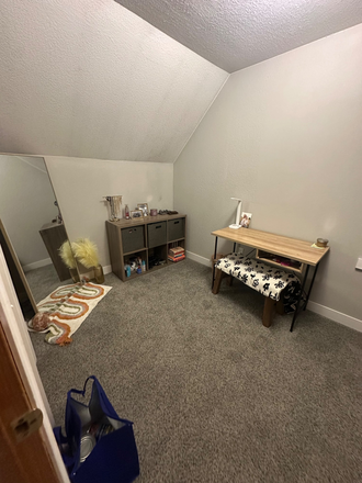 Spacious area - Split Level House Near Campus