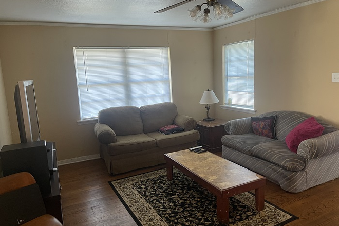 Large living room - Master Bedroom in a 3 bedroom/2 bath/ 2 car garage Furnished House near Rice and TMC