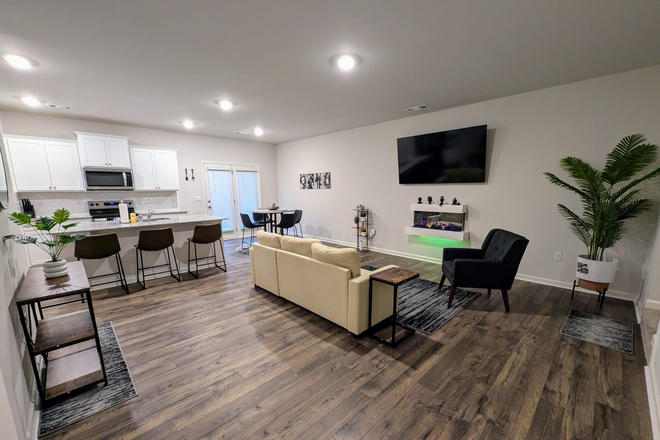 Living Room - 3 mins from UNG - Entire 3 bdrm Fully Furnished Townhome for Rent!!!