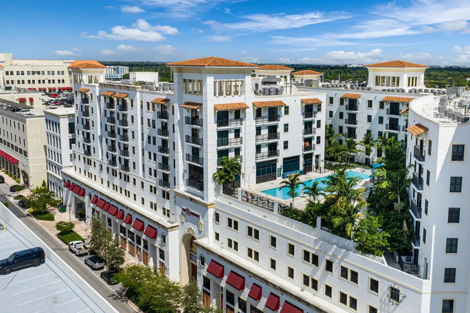 Outside View - The Standard At Coral Gables