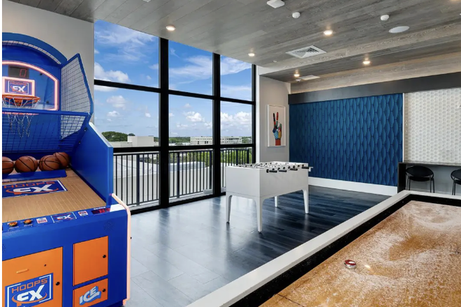 Common Area / Game room - The Standard at Coral Gables Apartments