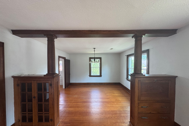 Dining room. - Large 2 bedroom 1300+ sqf apartment 1 mile from Alton campus.