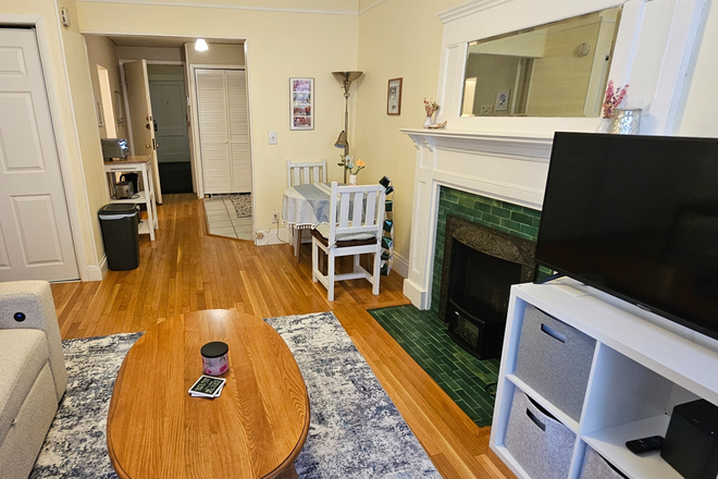 Living room - $2800&nbsp;/ 2br -&nbsp;12 month lease Condo