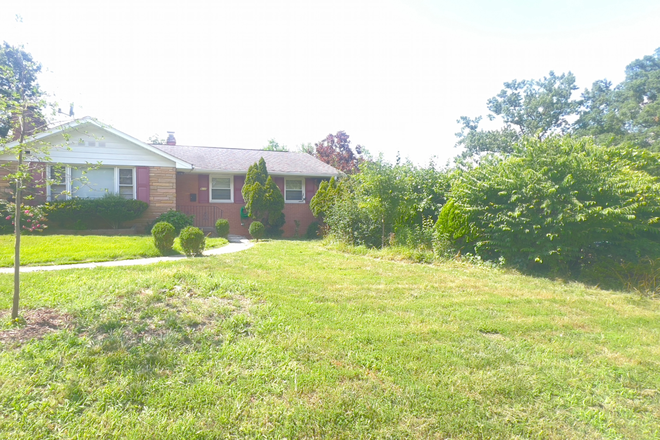 Front exterior - 2 BED/ 1 Bath BASEMENT APARTMENT