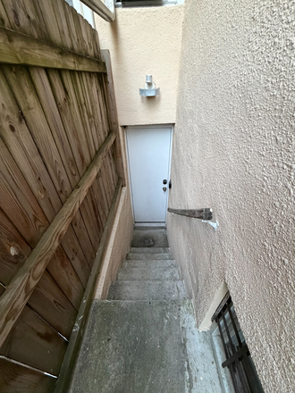 Private entrance - Comfy, fully furnished 1 bedrm/1bath utilities included just 4 blocks from John Hopkins Hospital Duplex