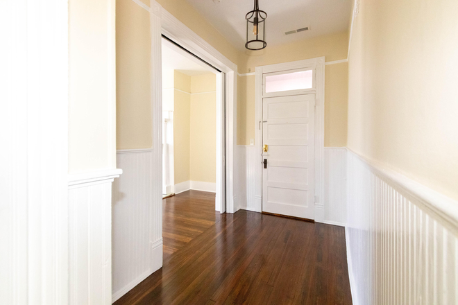 Entry - One bedroom rental close to MUSC Apartments