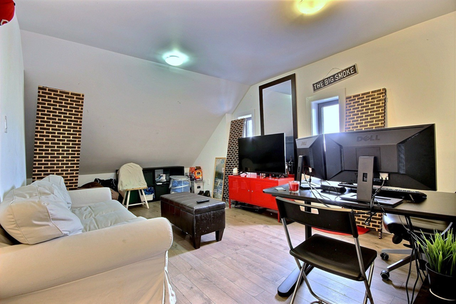 3rd floor bedroom - Looking for 2 Roommates to Share Student House