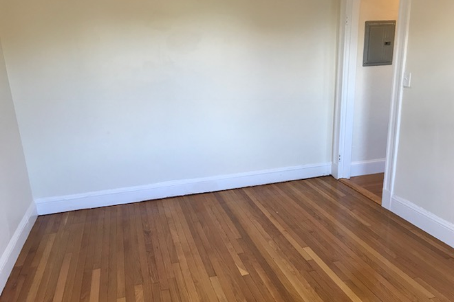 hubrealtyproperties.com - Large one bedroom split, front facing and renovated kitchen Apartments