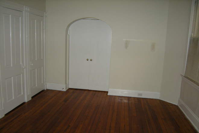 Large Room 15 ft. x 13 ft. - Walk to UC,  Super large updated, 1BR Apt. Hdwd. floors.  Near DAAP Upper Riddle Rd.