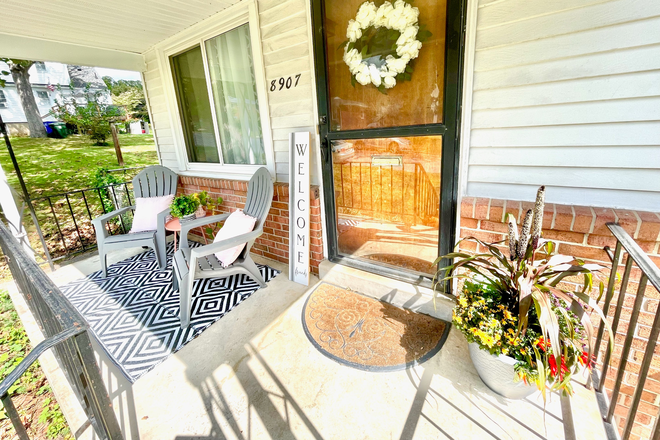 Sunny front porch! - LOCK IN NOW FOR 2025-26 SCHOOL YEAR! GORGEOUS KITCHEN, BATHS, MASTER SUITES, FREE PARKING!!!