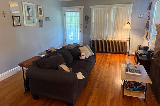 Living room - Private bedroom in home