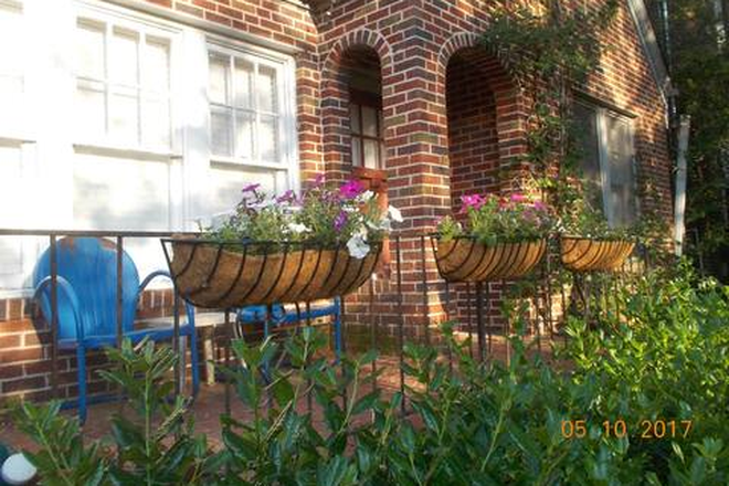 Outside - Lake Claire Apartment