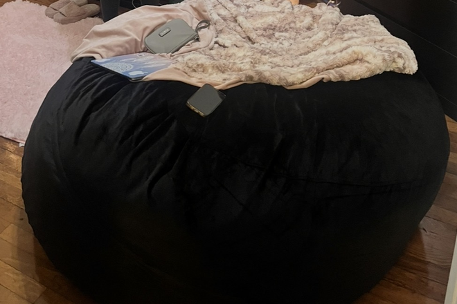 Beanbag - Private Studio Apartment with bed and side table included!