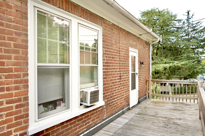 Exterior of #6 - 1409 Grady Ave | Leasing For 2026-2027 Apartments