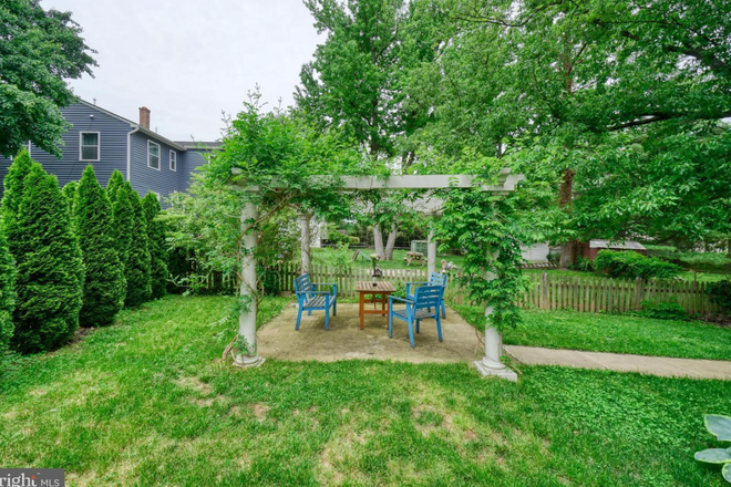 Backyard - 1 Bedroom in Communal Spacious House, Near Greenbelt metro, 15 min drive from campus