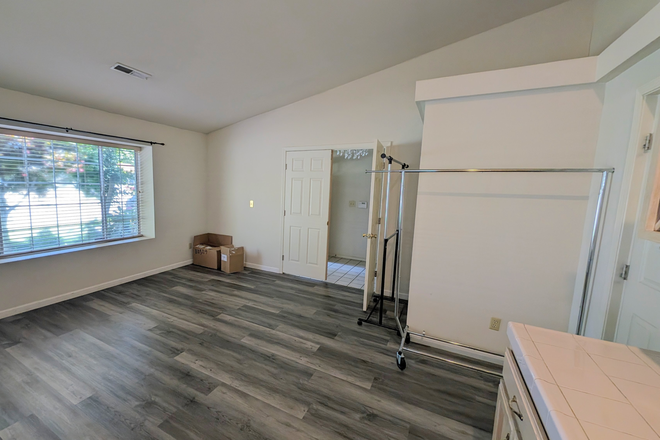 Bedroom - XL room available: $850/month House