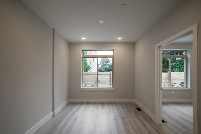 living room - Room with private bath in a 3b3b unit for a male student - Avail 9/1 - 10-min walk to Drexel Apartments
