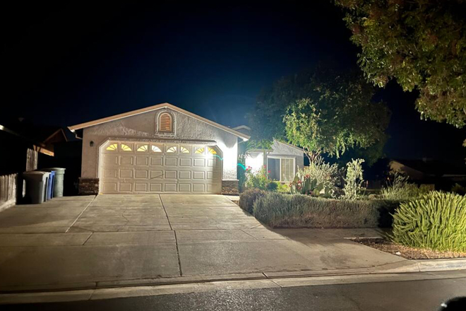 Outside - Pleasant Mater bedroom with private full bathroom. Shared kitchen, dining and living room