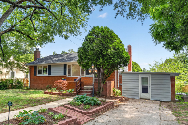 Front Of House - All Utilities and Wifi Included + Washer/Dryer in House