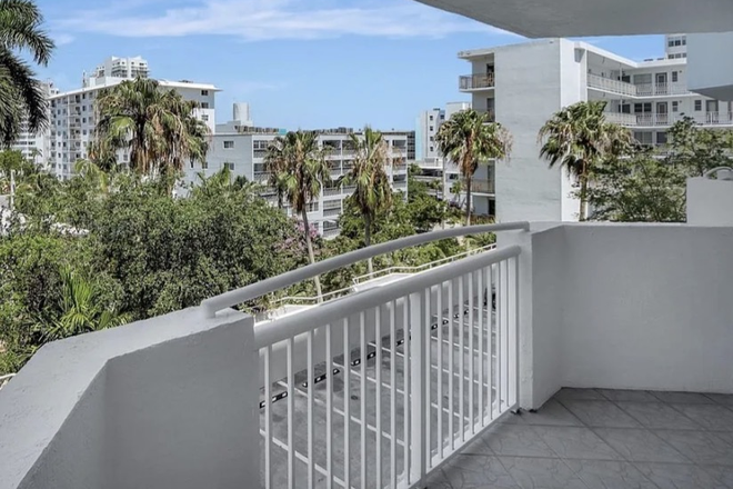Balcony - South Beach 2BR - 7 miles from Medical School/Jackson