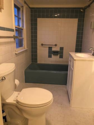 Shared bathroom - Furnished corner bedroom half mile to University House