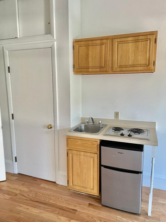 KITCHENETTE - NO BROKER FEE - SPACIOUS UNFURNISHED STUDIO AT 248 NEWBURY STREET AVAILABLE JUNE 8, 2026 Apartments