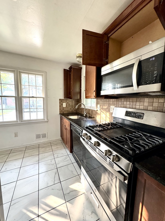 Kitchen - The single house with 5 bedrooms with 2 master bedrooms near the  University of Maryland, College Pa
