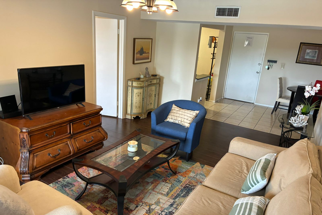 Living Room - Comfortable Suite in Spacious 2-Bedroom Apartment, right across FAU (whole unit available)