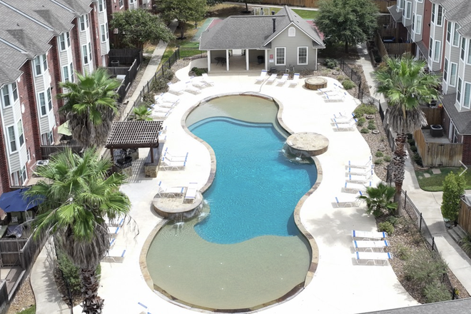 Pool - Lakeridge Townhomes, close to campus