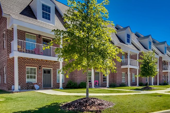 outside view - Walk to Class from Old Row at Cloverdale - ALL Utilities Included and Smart Home ready!